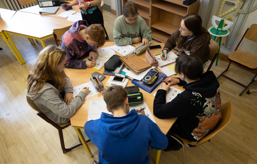 Gruppenarbeit während des Unterrichts an der DPFA-Regenbogen-Oberschule Rabanenau.